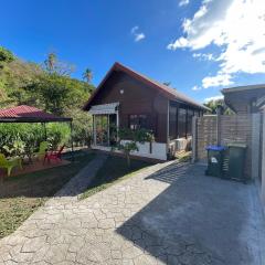 Bungalow Gaspardo , 2 chambres climatisées , à 2 mins à pied de la plage , wifi , jardin clos, parking ,sans vis-à-vis , Le Carbet