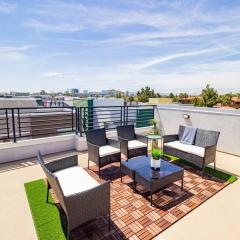 NEW Panoramic Views Convenient Modern Townhome