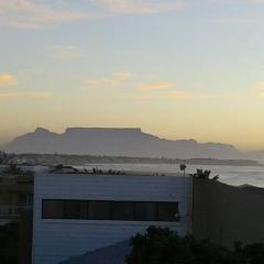 Stunning apartment with ocean views and Table Mountain