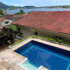 Casa gigante com vista para o mar e piscina