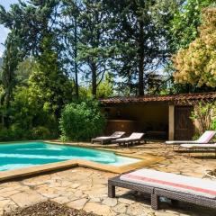 Adorable villa avec piscine nichée dans la pinède