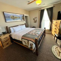 Historic Branson Hotel - Fisherman's Cove Room with King Bed - Downtown - FREE TICKETS INCLUDED