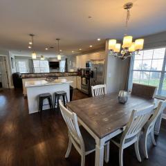 2BR Condo with Amenities - Near The Strip - FREE TICKETS INCLUDED - MB10-2