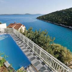 Gorgeous Home In Vinisce With Jacuzzi