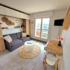 M2M Studio magnifique vue mer - avec balcon - les pieds dans l eau!
