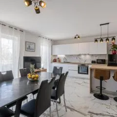 Seaside Sanctuary - Modern 3 Bedroom and 3 Bathroom Apartment 60m from Beach