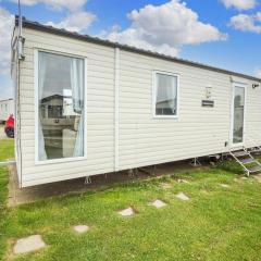 Modern 6 Berth Caravan At Highfield Grange Near Clacton-on-sea Ref 26302e