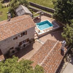 Authentic Istran House Peteh with Pool in heart of Istria