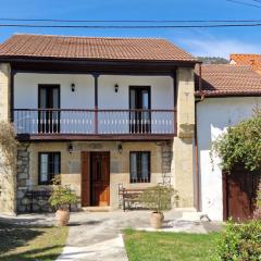 Casa rústica con jardín en Pesués