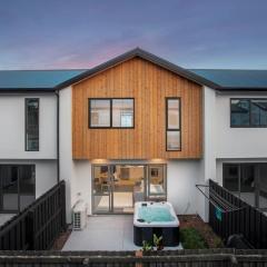 Stylish Townhouse with Hot Tub