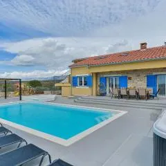 Villa RE with pool and spa