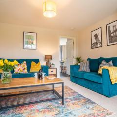 Saltbox Stays - 3 Bed with off-street parking, fast Wifi, sleeps 7, Central location