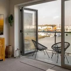 Large Modern Scenic 4 Bedroom Townhouse