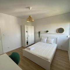 Carcavelos Beach walking distance room in shared apartment