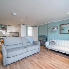 Stylish Modern 1 Bed Apartment in Barons Court sleeps Four