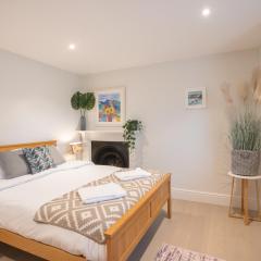 Spacious 1BR Victorian Cheltenham flat in Cotswolds Sleeps 4 - FREE Parking