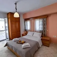 ANASSA HOME A Spacious Cretan House Next To The Sea, Family and Couple Friendly with Terrace in Makry Gialos & Ierapetra