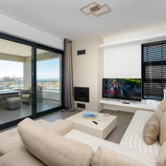 Stylish 2BR flat with stunning views & prv parking
