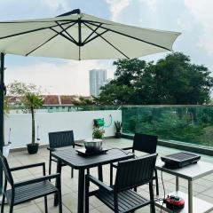 Paragon Residence 8-12pax-Big Balcony with BBQ