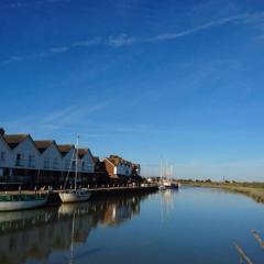 Stunning 1 bedroom apartment over looking river