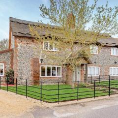 Miller Retreat Stunning thatched cottage with garden and parking