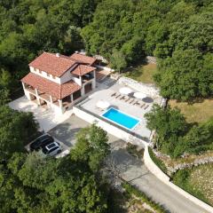 Amazing 4 bedroom villa with Swimming pool and WIFI, family frendly