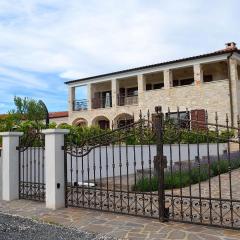 Spacious poolside villa with beautiful garden in Kringa