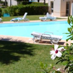 Spacious Portuguese flat with pool next to beach