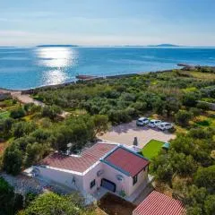 Villa Grioni, beach front villa with jacuzzi