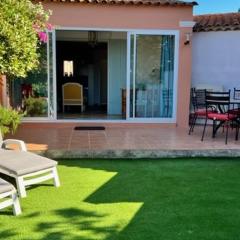 Maison climatisée 2 chambres, proche village, terrasse, jardinet, piscine, parking privé - FR-1-726-14