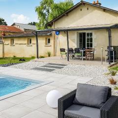 Gorgeous Home In Montreuil Bellay With Kitchen