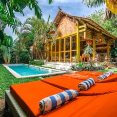 Villa Pagoda, Sumptuous 4BR Villa with Tropical Vibes in Seminyak