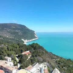 Trilo in posizione riservata e strategica sia per il mare che per il centro di Sirolo e Numana