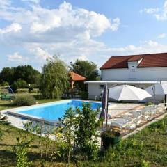 Kovacic Villa with pool, tennis cart and free parking