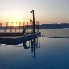 Villa Navis with two separate apartments and an infinity pool with sea view