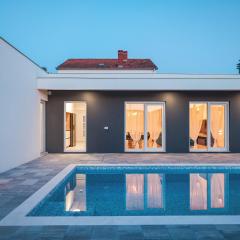 Ground-Floor La Reina Apartment - Private Heated Pool & Garden