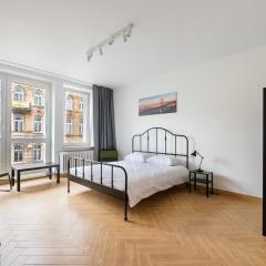 Marszałkowska White & Black Apartment