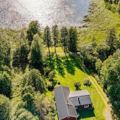 Lakefront Cottage in Torsebo