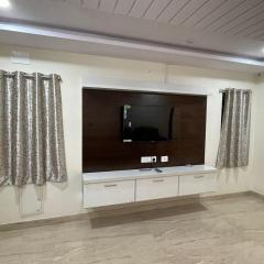 Fully Furnished 3 BHK with Parking in Prime Area - 2nd Floor
