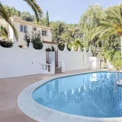 Lovely villa with heated pool and green garden