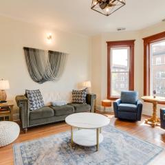 Chic Chicago Apartment about 1 Mi to Wrigley Field!