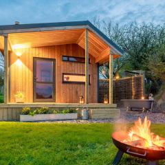 Luxury Glamping Cabin with Outdoor Bath on Cornish Flower Farm