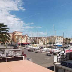 Studio sur le port, climatisation, wifi, piscine, lave-linge