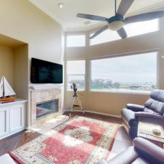 Lagoon Sunrise 205 Private condo near the beach with water views, soaking tub, grill - pool access