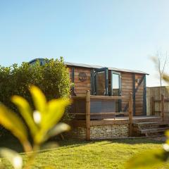 Yew Lodge - Shepherd's Hut Railway Carriage with "Hot Tub" - Sleeps 4 - Escape Completely!