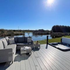 Beautiful Luxury Lakeside Lodge Hot Tub Views Pass the Keys