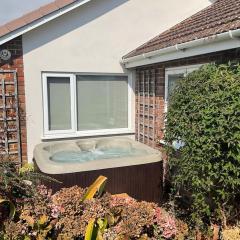 Hot Tub Beach Bungalow - free parking & child friendly