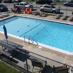 Bayside 1st Floor OC 2 br/1ba pool condo close to Jolly Roger/Convention Center