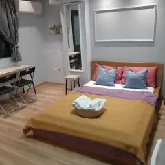 ΑΝΕΤΟ ΣΤΟΥΝΤΙΟ ΣΤΗΝ ΠΥΛΑΙΑ ΜΕ ΕΥΚΟΛΟ ΠΑΡΚΙΓΚ