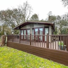 Pet Friendly, Luxury Lodge With Decking In Suffolk Near The Beach Ref 32108a